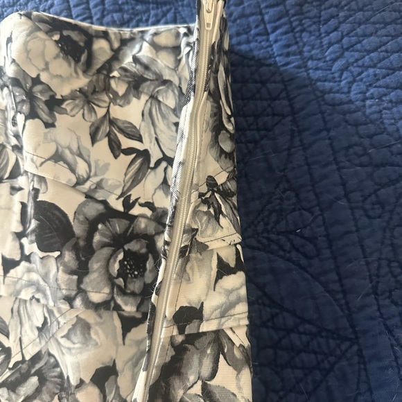 White House Black Market Monochrome Floral Top - Picture 4 of 6